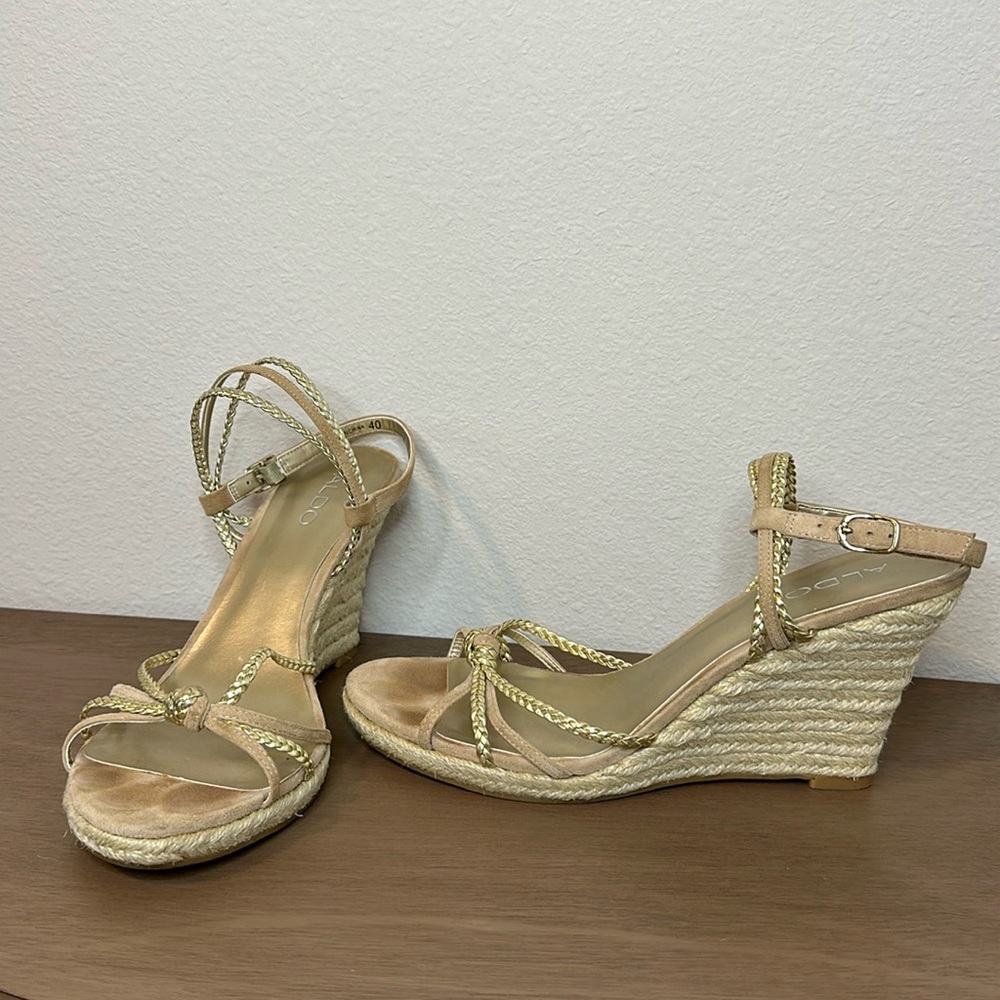 Aldo wedge heeled sandals women’s size 40 gold nude metallic suede shoes